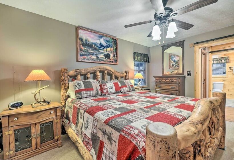 Woodsy Pigeon Forge Hideaway: Private Hot Tub