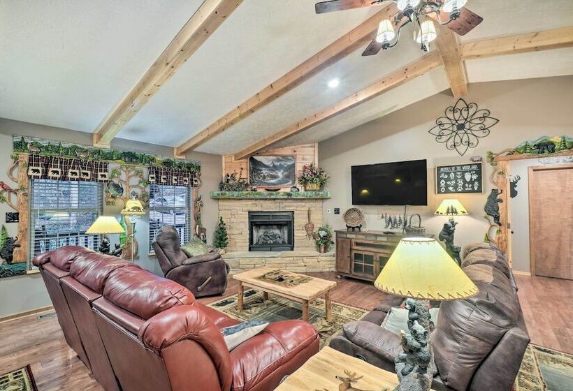 Woodsy Pigeon Forge Hideaway: Private Hot Tub