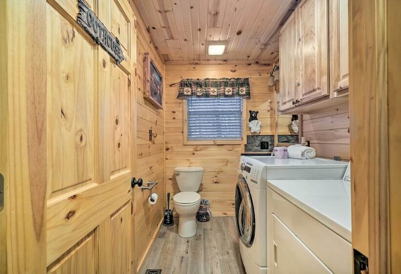Woodsy Pigeon Forge Hideaway: Private Hot Tub