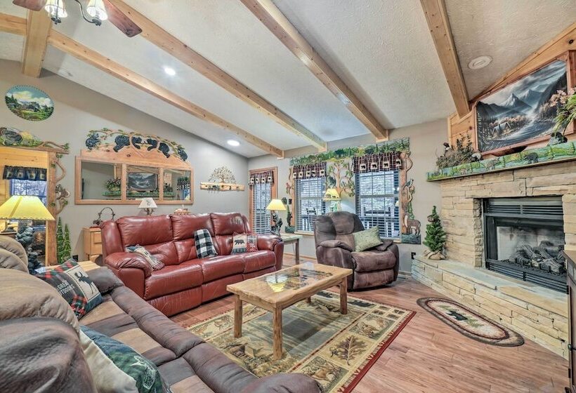 Woodsy Pigeon Forge Hideaway: Private Hot Tub