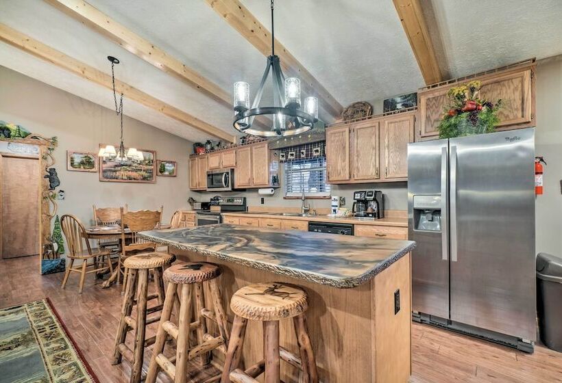 Woodsy Pigeon Forge Hideaway: Private Hot Tub