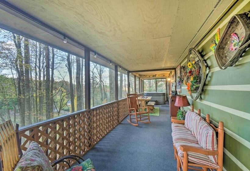 Woodsy Pigeon Forge Hideaway: Private Hot Tub