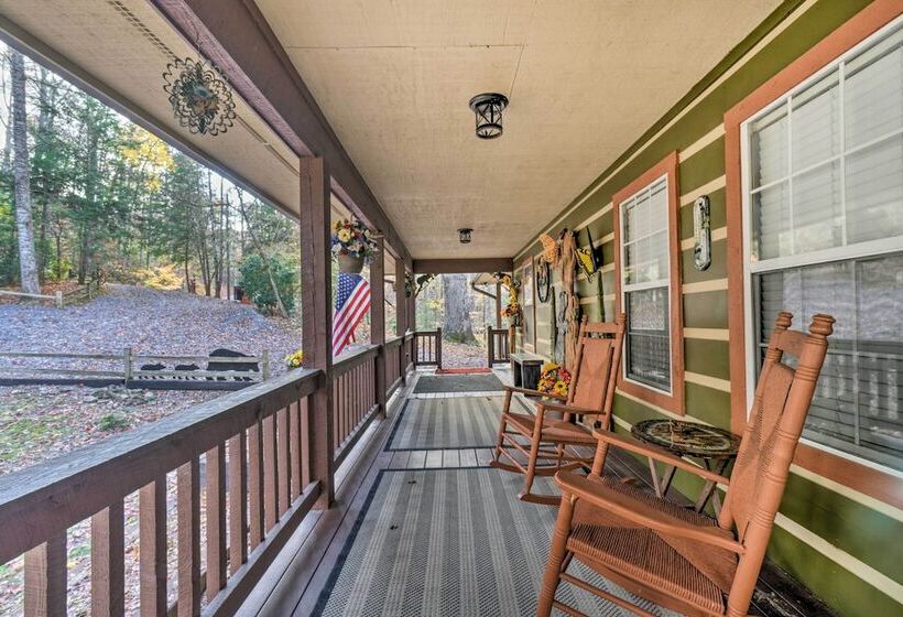 Woodsy Pigeon Forge Hideaway: Private Hot Tub