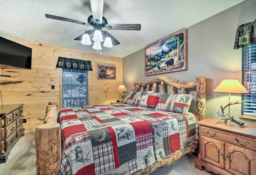 Woodsy Pigeon Forge Hideaway: Private Hot Tub