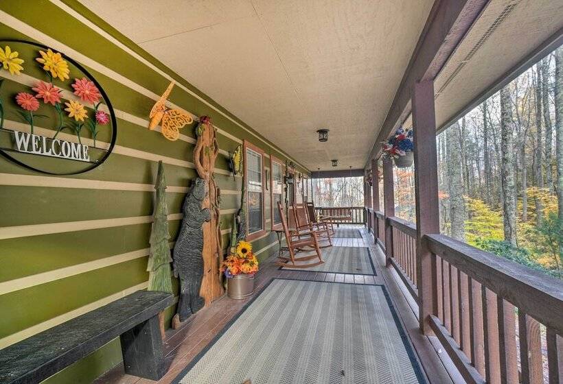 Woodsy Pigeon Forge Hideaway: Private Hot Tub
