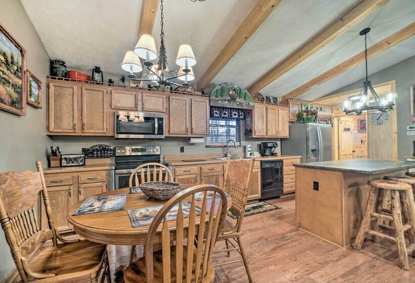 Woodsy Pigeon Forge Hideaway: Private Hot Tub