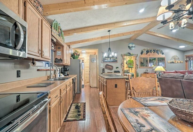 Woodsy Pigeon Forge Hideaway: Private Hot Tub