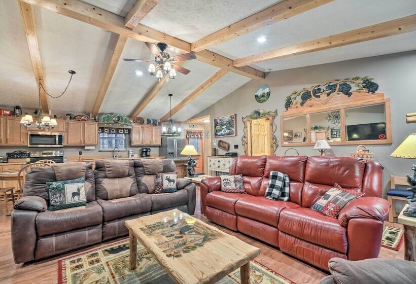 Woodsy Pigeon Forge Hideaway: Private Hot Tub