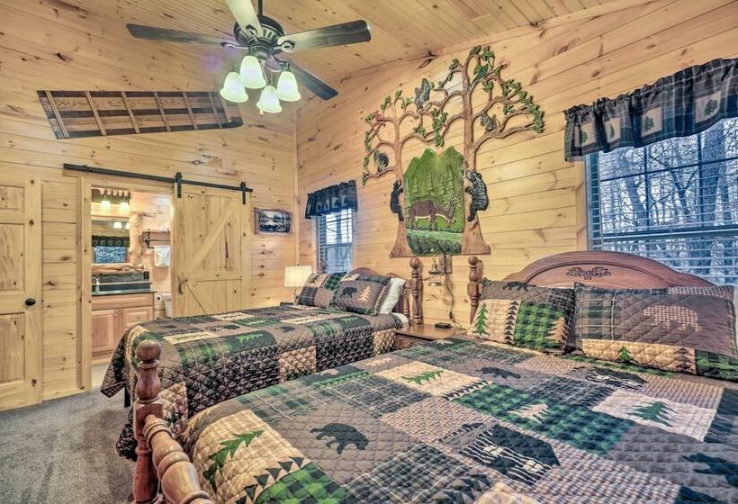 Woodsy Pigeon Forge Hideaway: Private Hot Tub