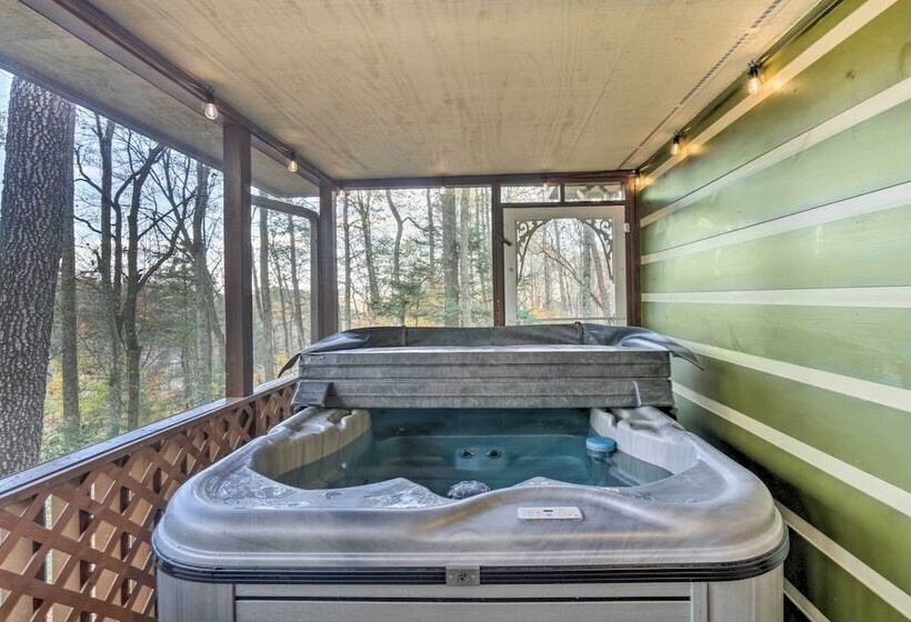 Woodsy Pigeon Forge Hideaway: Private Hot Tub