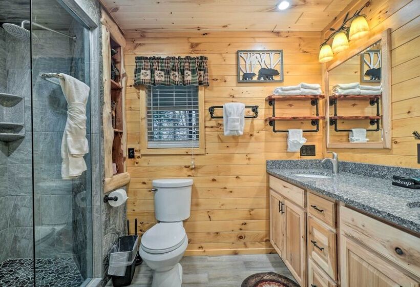 Woodsy Pigeon Forge Hideaway: Private Hot Tub