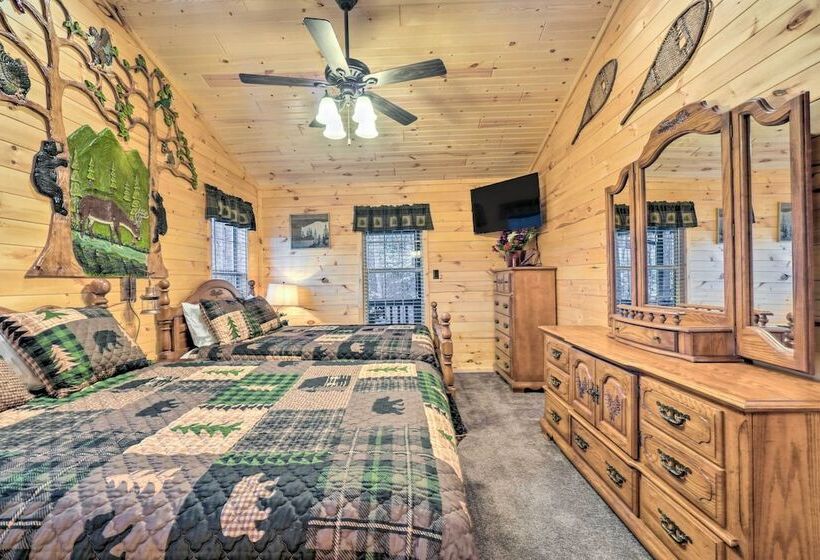 Woodsy Pigeon Forge Hideaway: Private Hot Tub