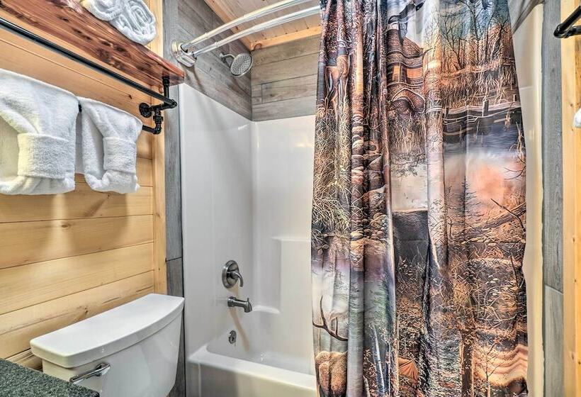 Woodsy Pigeon Forge Hideaway: Private Hot Tub