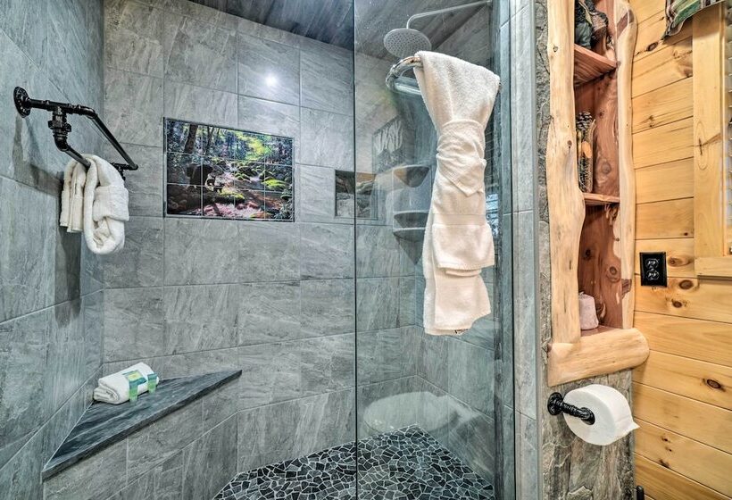 Woodsy Pigeon Forge Hideaway: Private Hot Tub