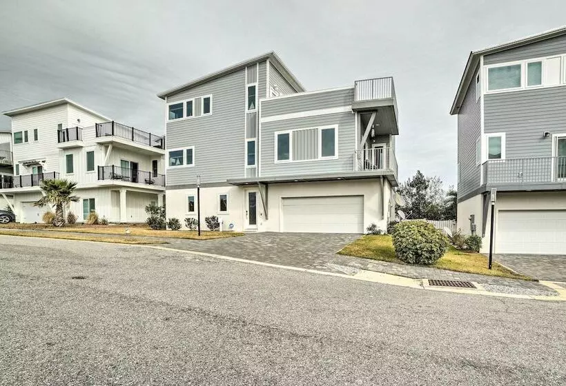 Beach Retreat W/ Rooftop Deck, Walk To Beach!