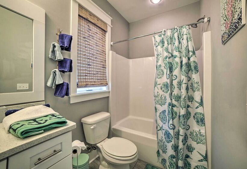 Beach Retreat W/ Rooftop Deck, Walk To Beach!