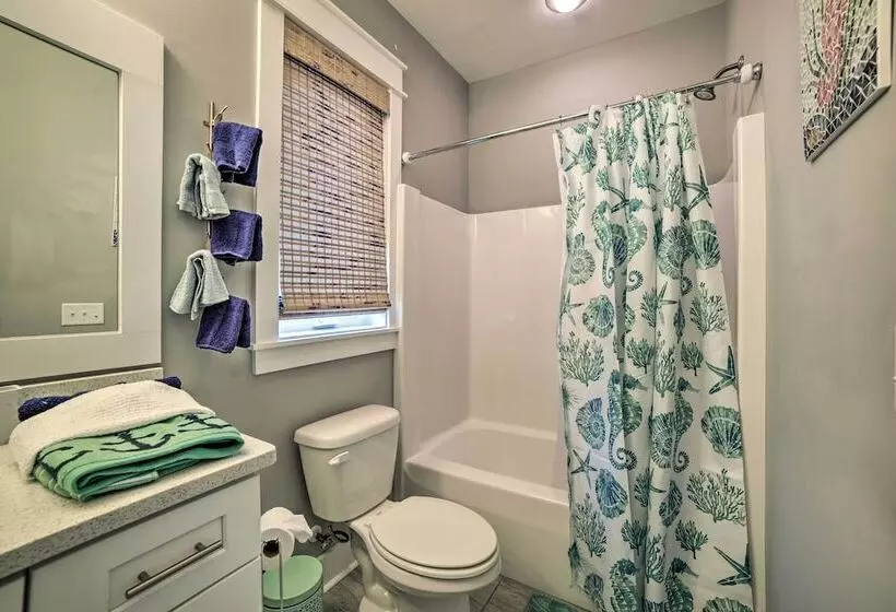 Beach Retreat W/ Rooftop Deck, Walk To Beach!