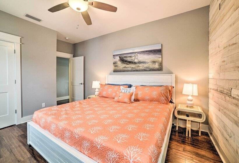 Beach Retreat W/ Rooftop Deck, Walk To Beach!