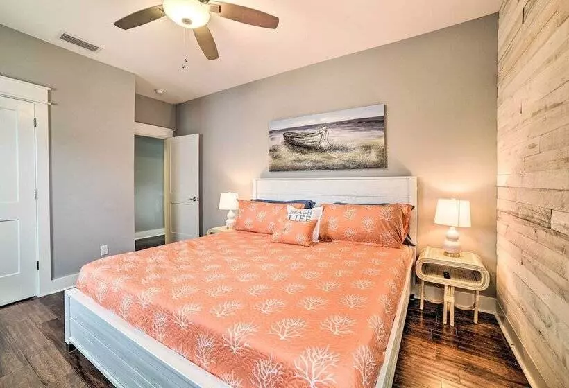 Beach Retreat W/ Rooftop Deck, Walk To Beach!