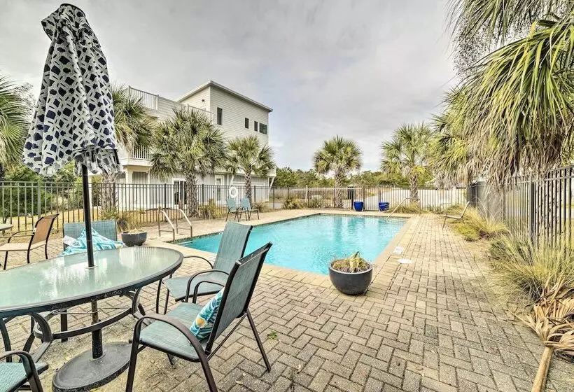 Beach Retreat W/ Rooftop Deck, Walk To Beach!