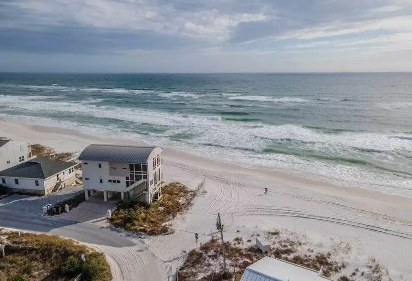 Beach Retreat W/ Rooftop Deck, Walk To Beach!