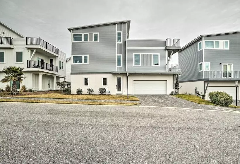 Beach Retreat W/ Rooftop Deck, Walk To Beach!