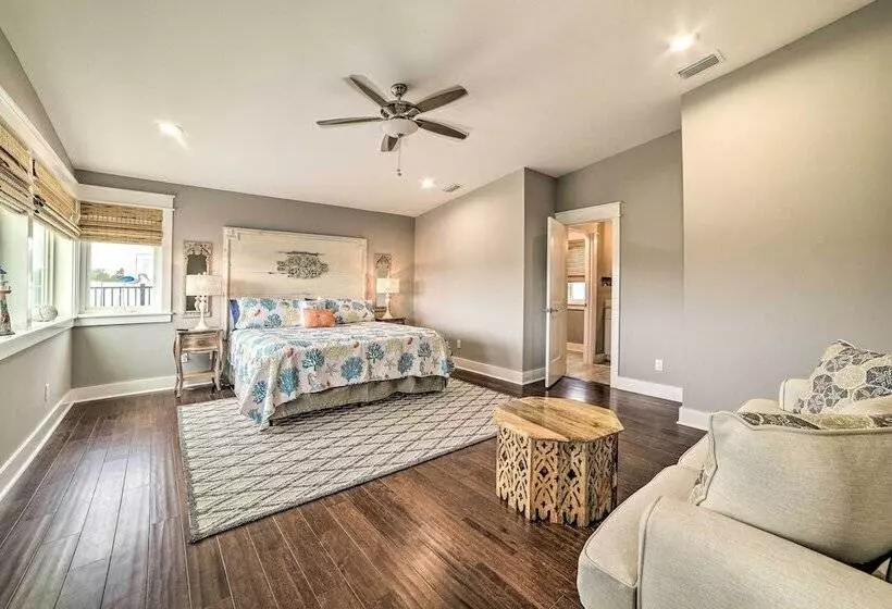 Beach Retreat W/ Rooftop Deck, Walk To Beach!