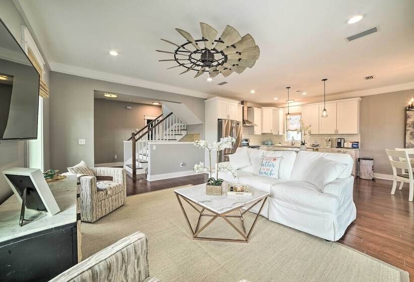 Beach Retreat W/ Rooftop Deck, Walk To Beach!