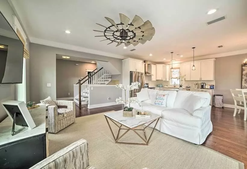 Beach Retreat W/ Rooftop Deck, Walk To Beach!