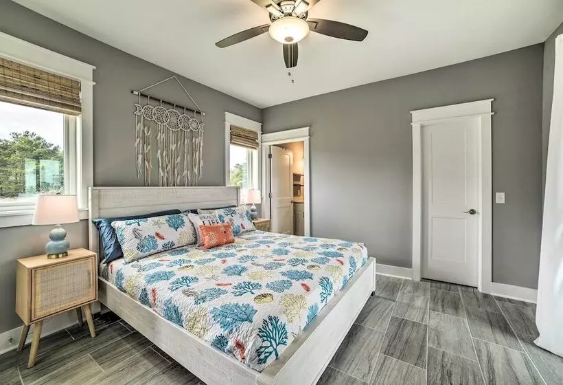 Beach Retreat W/ Rooftop Deck, Walk To Beach!