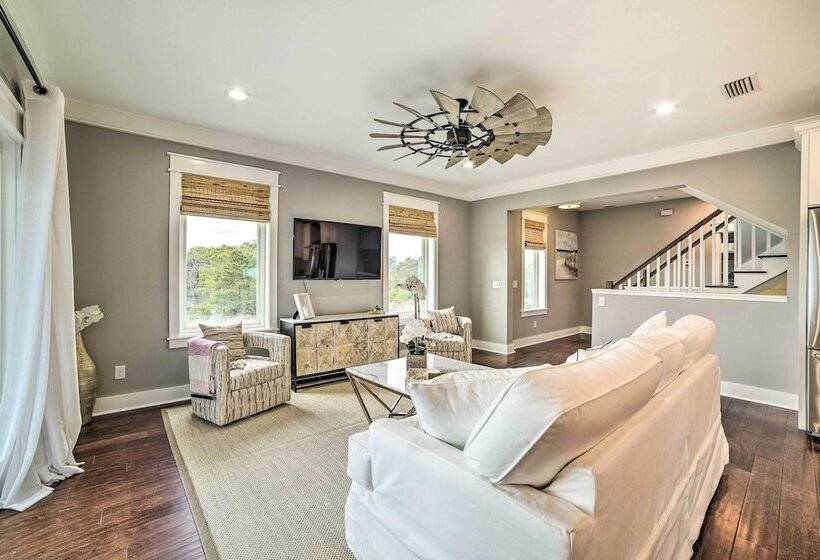 Beach Retreat W/ Rooftop Deck, Walk To Beach!