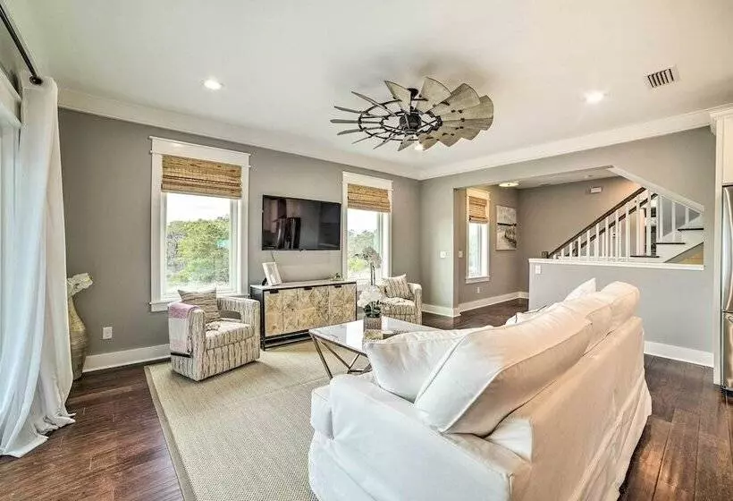 Beach Retreat W/ Rooftop Deck, Walk To Beach!