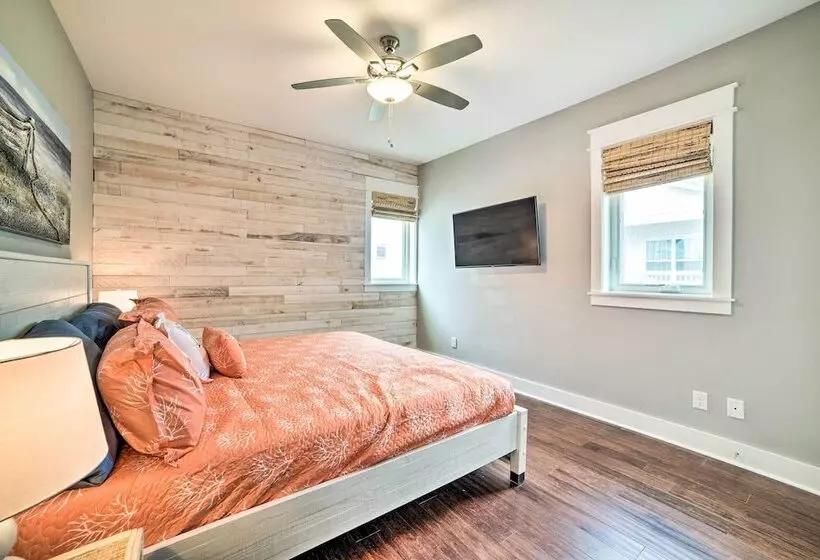 Beach Retreat W/ Rooftop Deck, Walk To Beach!