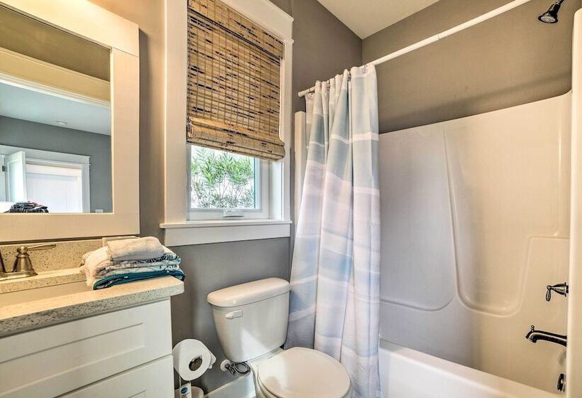 Beach Retreat W/ Rooftop Deck, Walk To Beach!