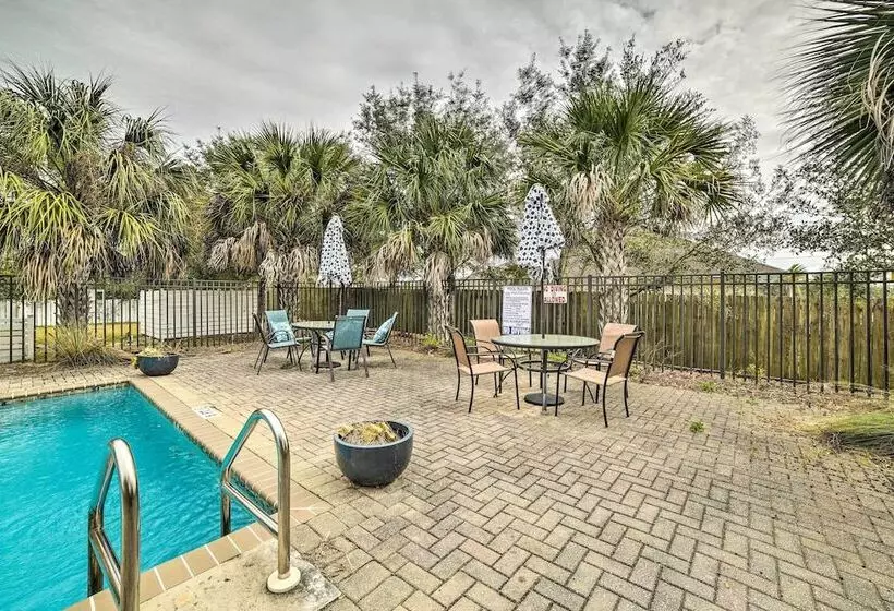 Beach Retreat W/ Rooftop Deck, Walk To Beach!