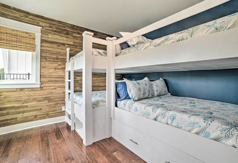 Beach Retreat W/ Rooftop Deck, Walk To Beach!