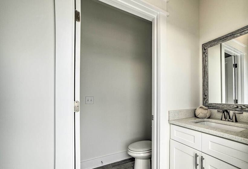 Beach Retreat W/ Rooftop Deck, Walk To Beach!