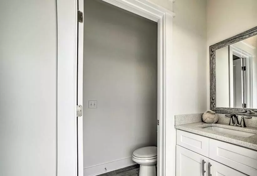 Beach Retreat W/ Rooftop Deck, Walk To Beach!