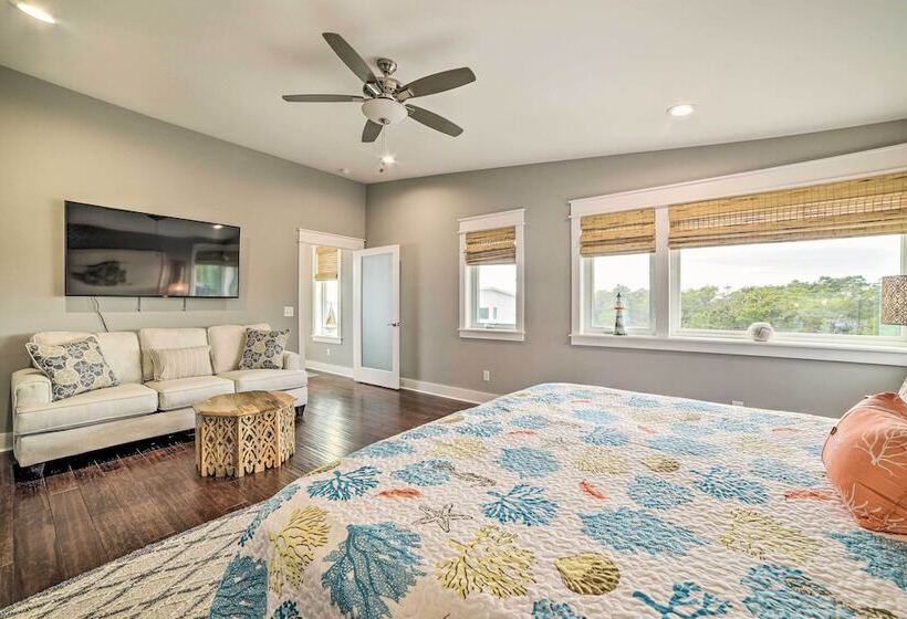 Beach Retreat W/ Rooftop Deck, Walk To Beach!