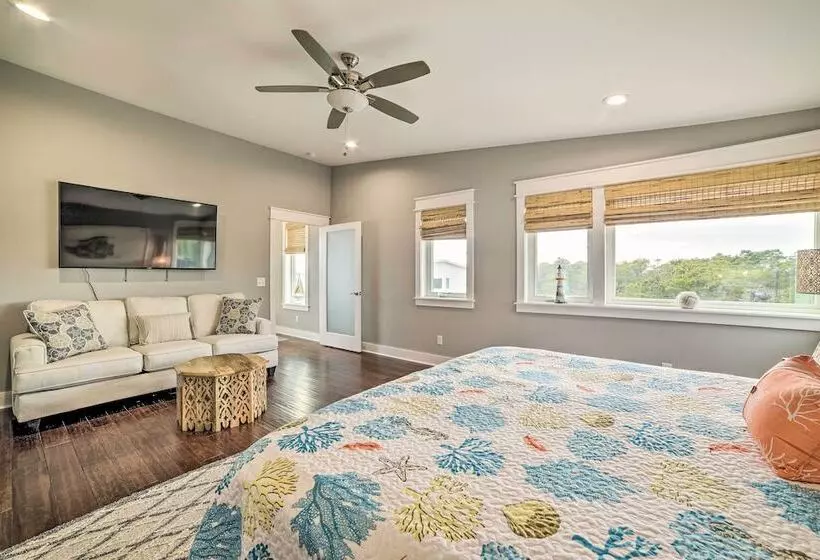 Beach Retreat W/ Rooftop Deck, Walk To Beach!