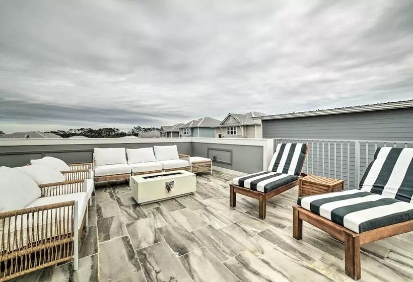 Beach Retreat W/ Rooftop Deck, Walk To Beach!