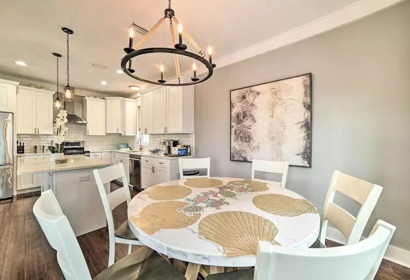 Beach Retreat W/ Rooftop Deck, Walk To Beach!