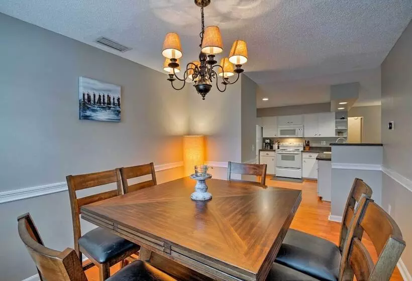 Breezy Sarasota Home W/ Private Pool Near Beach!