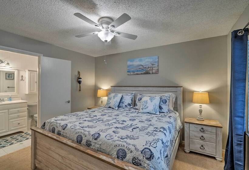 Breezy Sarasota Home W/ Private Pool Near Beach!