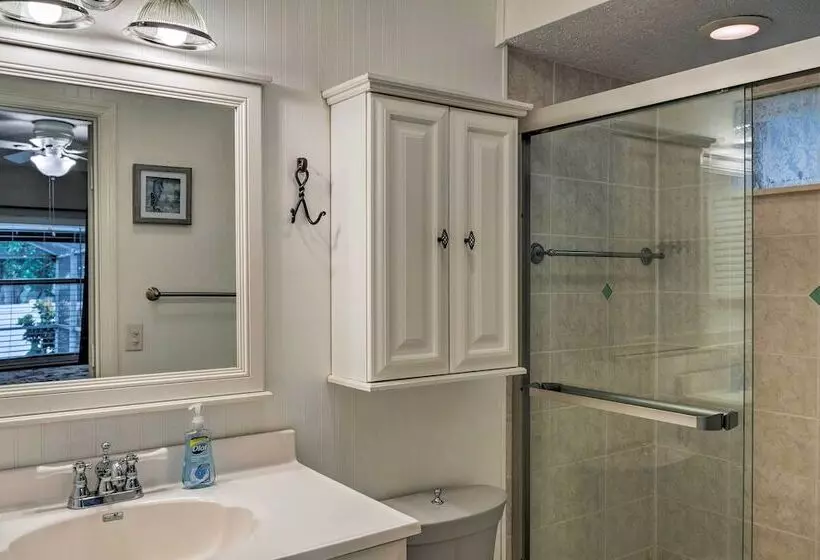 Breezy Sarasota Home W/ Private Pool Near Beach!