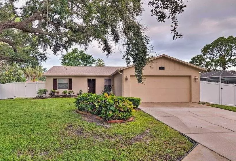Breezy Sarasota Home W/ Private Pool Near Beach!