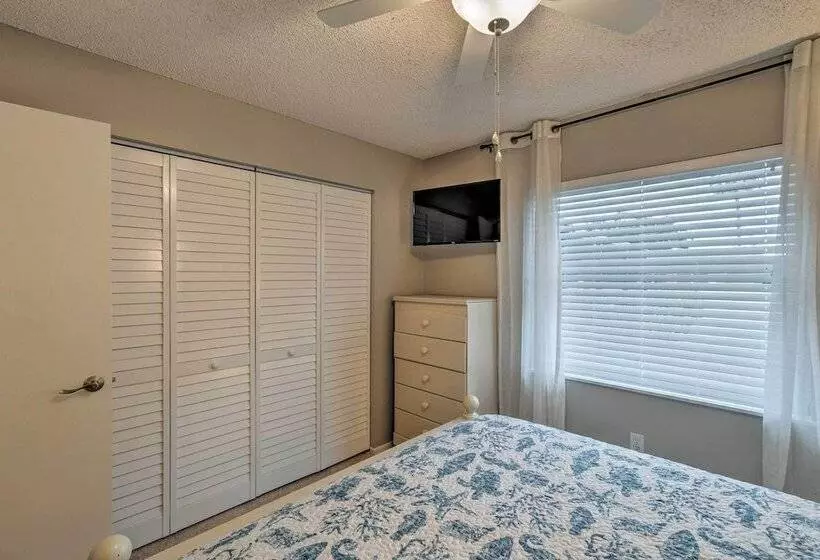 Breezy Sarasota Home W/ Private Pool Near Beach!