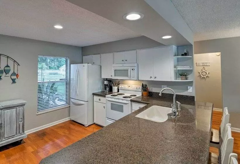 Breezy Sarasota Home W/ Private Pool Near Beach!