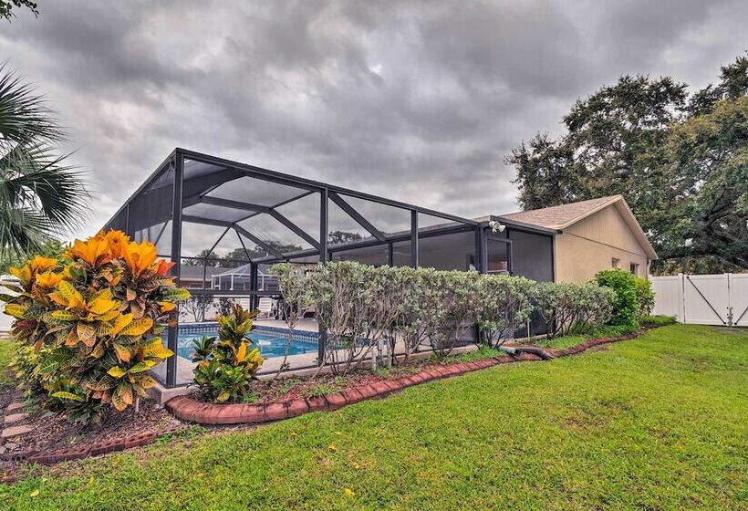 Breezy Sarasota Home W/ Private Pool Near Beach!
