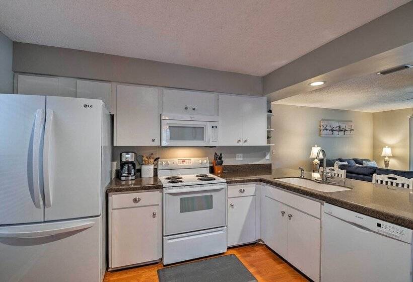 Breezy Sarasota Home W/ Private Pool Near Beach!